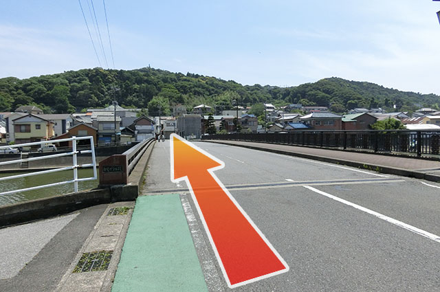 加茂川橋を通過