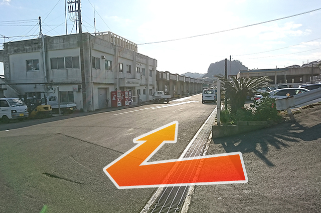 坂を下りたらすぐ右折。浜側(自動販売機がある方の道を直進)